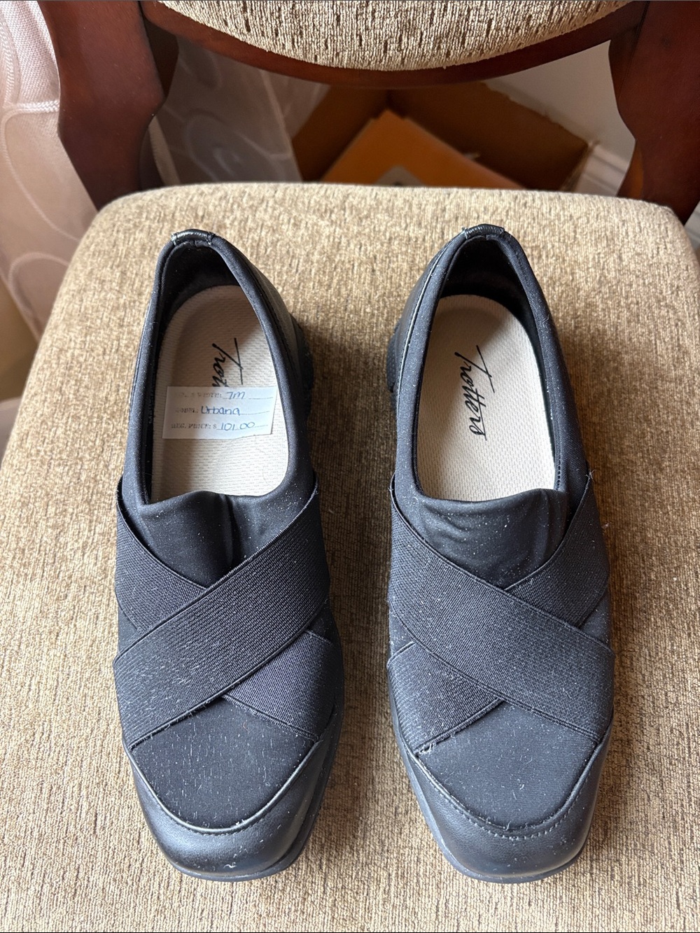 Trotters Women's Black Slip-On Crisscross Flats